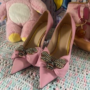 Gucci Pink Broadway Pearly Bee and Bow Embellished Women's Heels